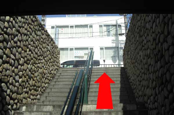 道順3　芦屋市役所方面出口の階段を上って右手に進んでください。